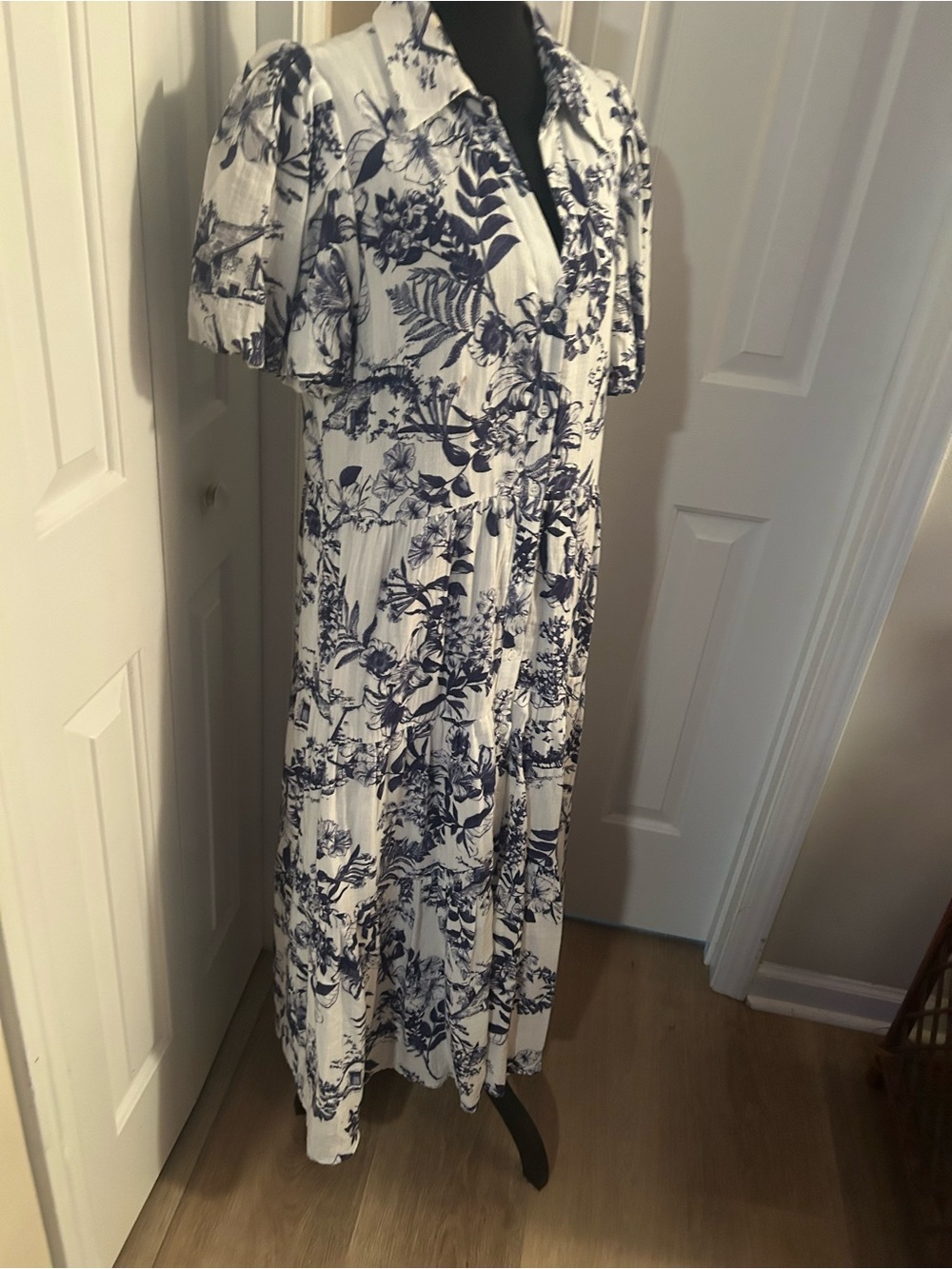 CECE Women's White and Navy Floral Midi Dress